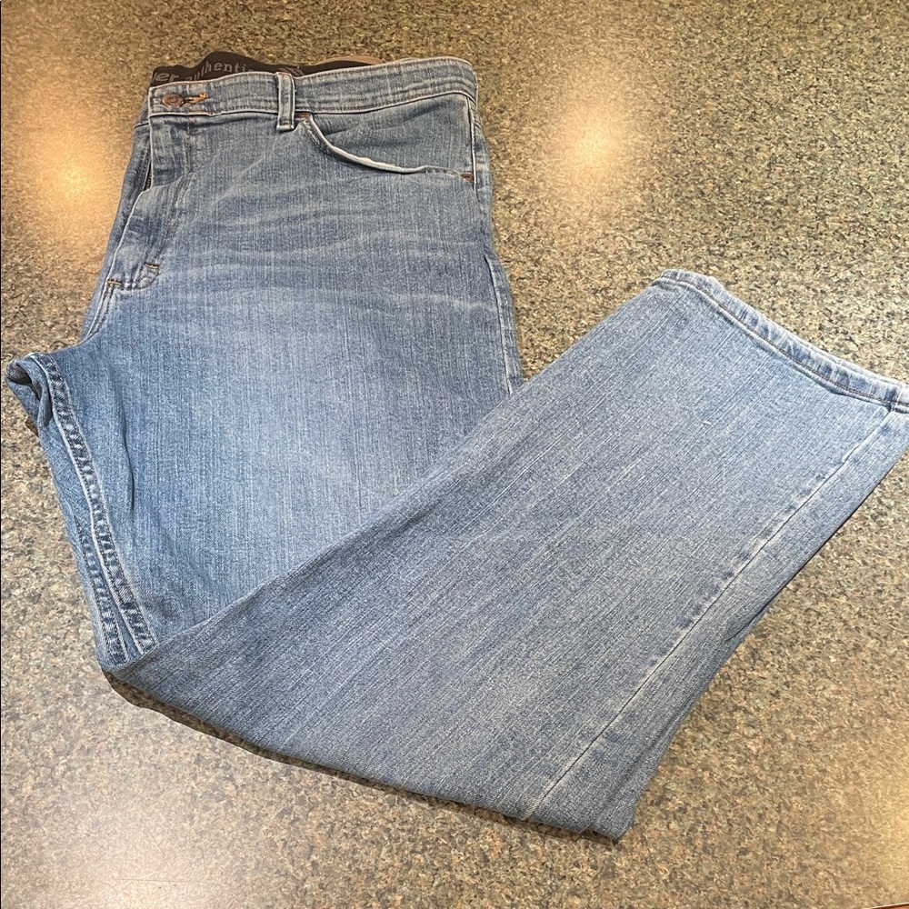 Wrangler’s Relaxed Fit 5 pocket Classic Blue Denim Jeans 38x32
